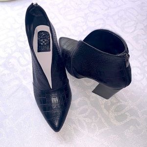 NWOT VINCE CAMUTO VP-STEEVERA BLACK MOCK CROC SNAKE SKIN ANKLE BOOTIES